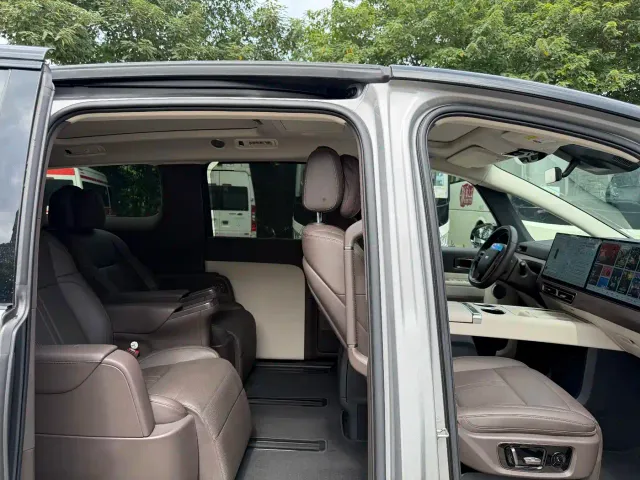 Li Auto MEGA — Фото автомобиля 6