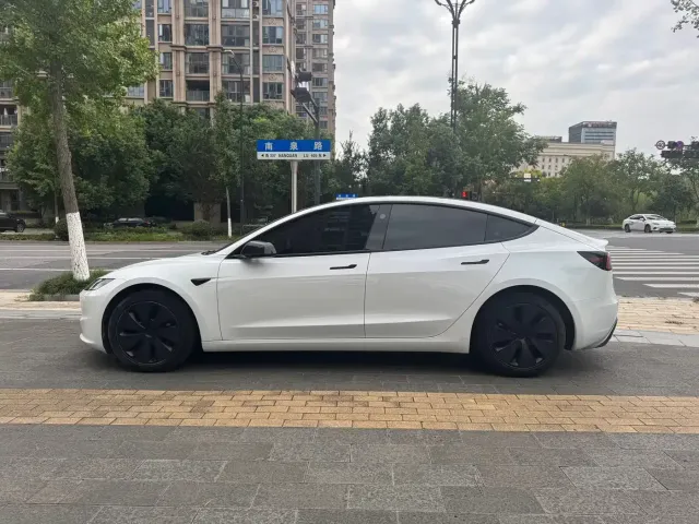 Tesla Model 3 — Фото автомобиля 3