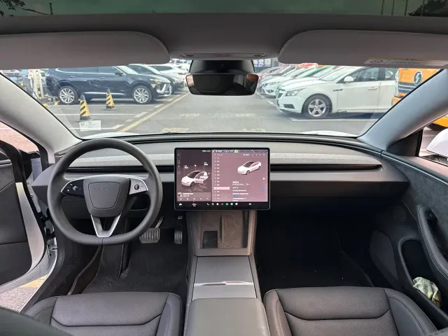 Tesla Model 3 — Фото автомобиля 7