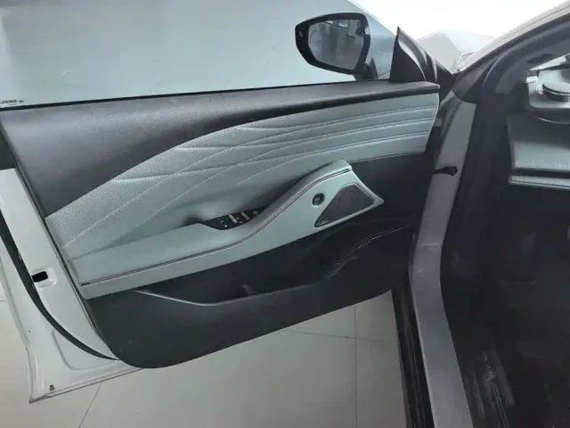 Geely Galaxy E8 — Фото автомобиля 7
