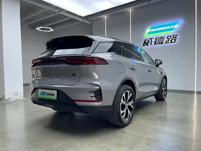 BYD Tang — Фото автомобиля 9