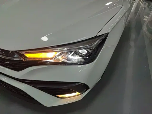 Roewe i5 — Фото автомобиля 23