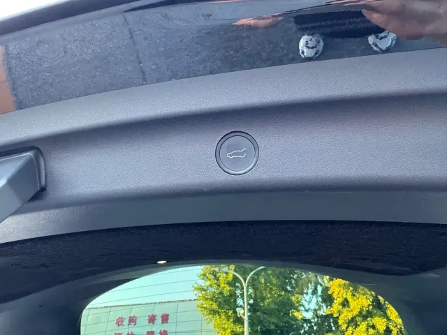 Tesla Model Y — Фото автомобиля 11