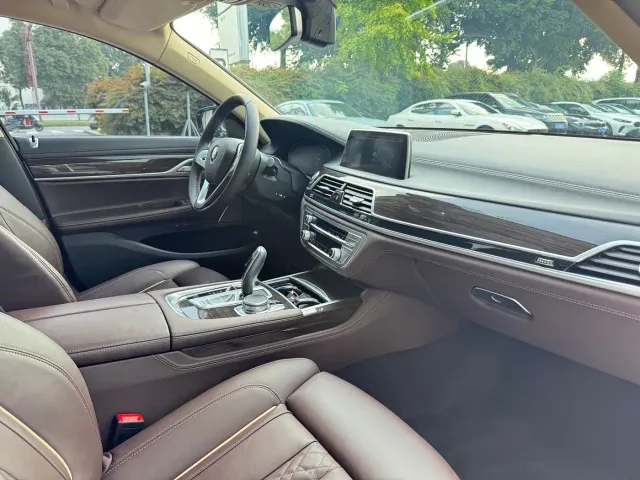 BMW 7 Series — Фото автомобиля 15