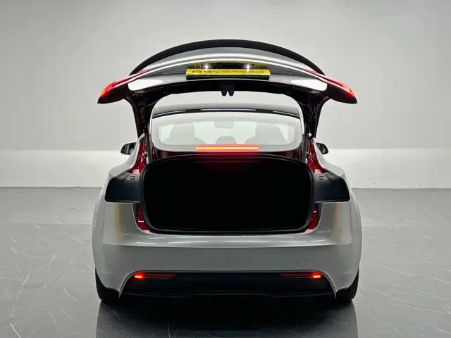 Tesla Model 3 — Фото автомобиля 9