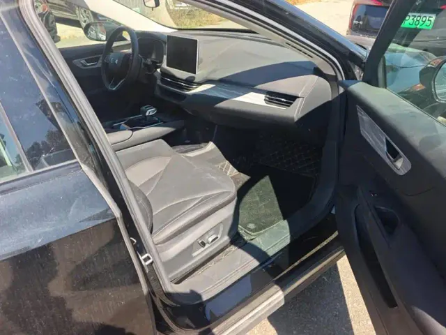 Hongqi Hongqi E-QM5 2024 500km Travel Edition — Фото автомобиля 8