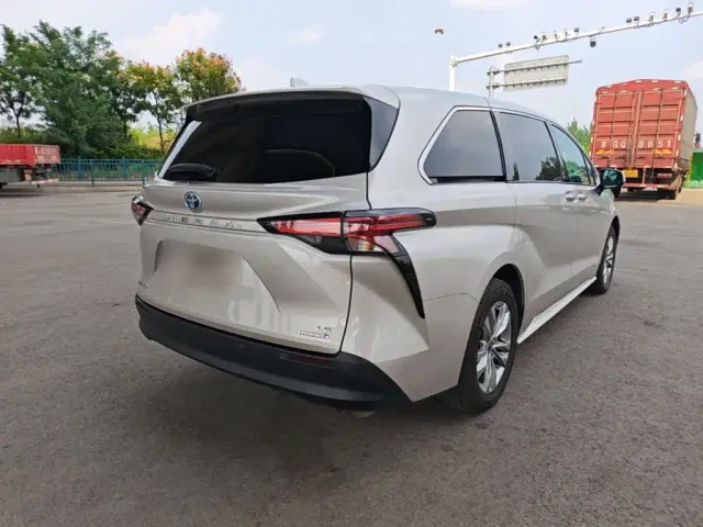 Toyota Sienna — Фото автомобиля 6
