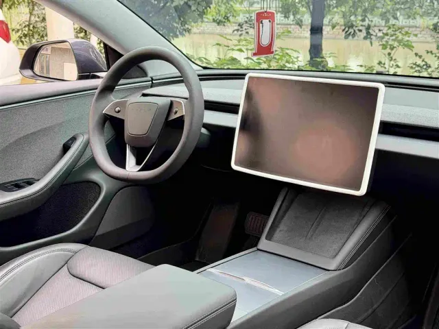 Tesla Model 3 — Фото автомобиля 16