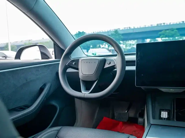 Tesla Model 3 — Фото автомобиля 17