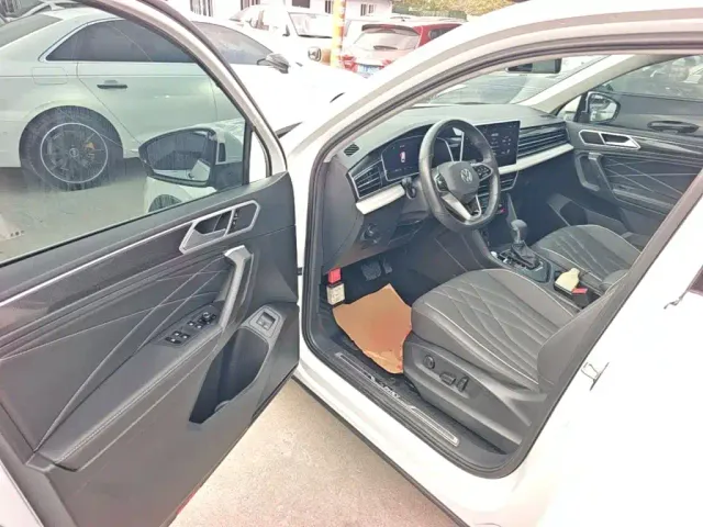 Volkswagen Tiguan L PHEV — Фото автомобиля 15