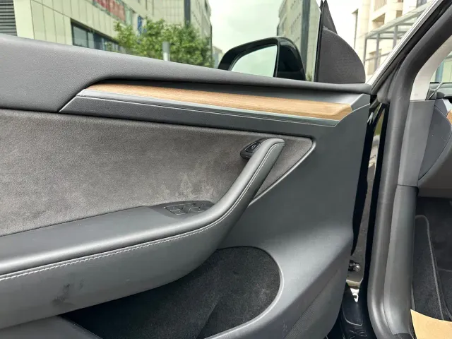 Tesla Model Y — Фото автомобиля 6