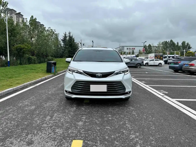 Toyota Sienna — Фото автомобиля 2