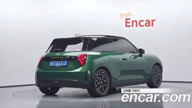 MINI Cooper Generation 4 — Фото автомобиля 2