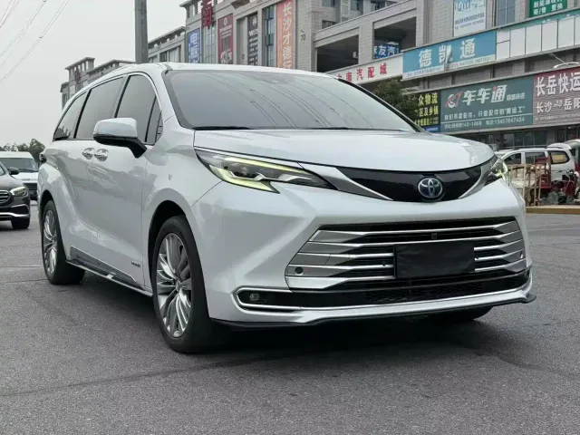 Toyota Sienna — Фото автомобиля 3