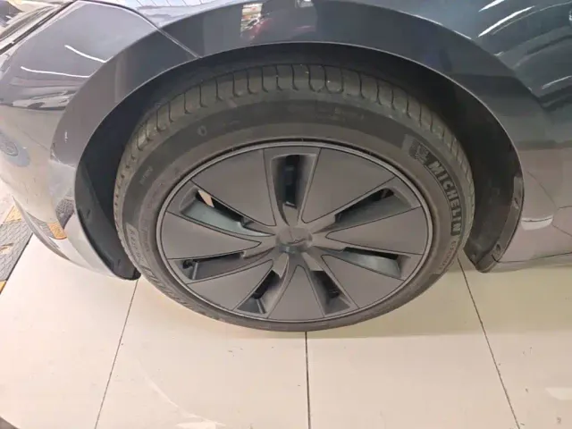 Tesla Model 3 — Фото автомобиля 24