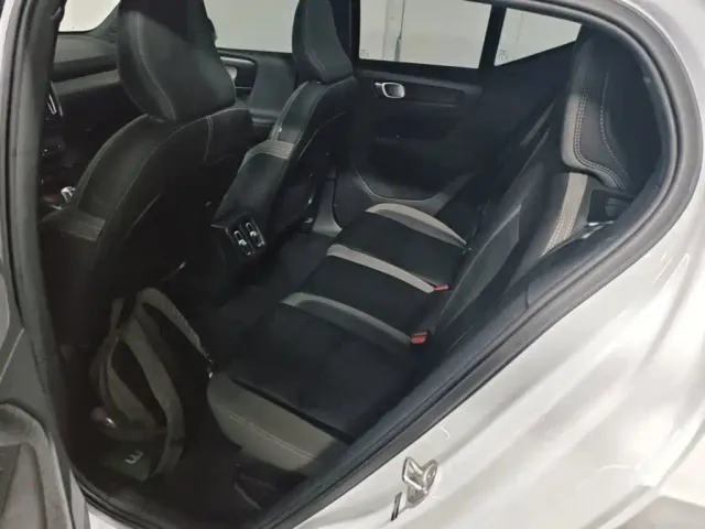 Volvo XC40 — Фото автомобиля 16