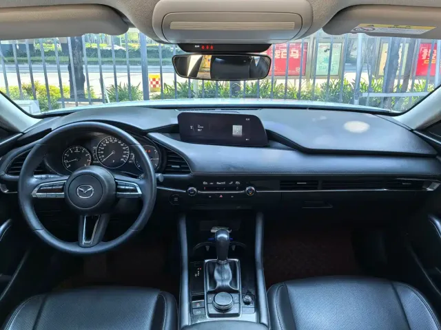 Mazda Axela — Фото автомобиля 12