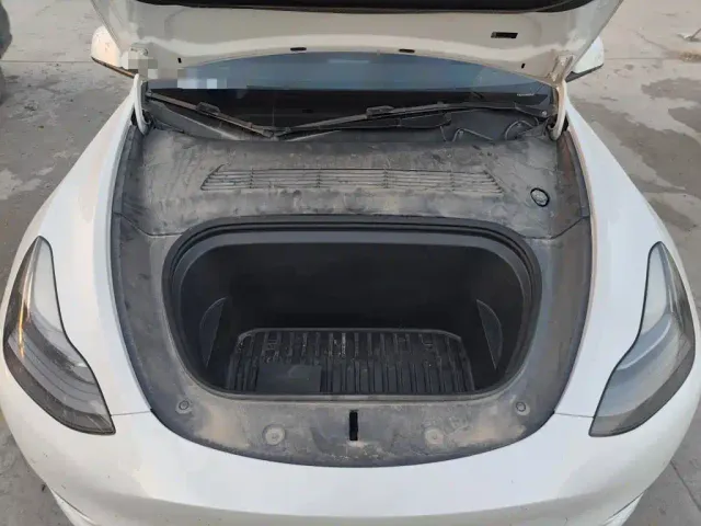 Tesla Model Y — Фото автомобиля 16