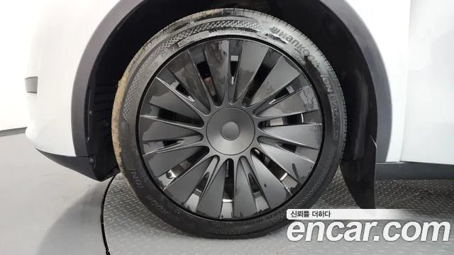 Tesla Model Y — Фото автомобиля 5
