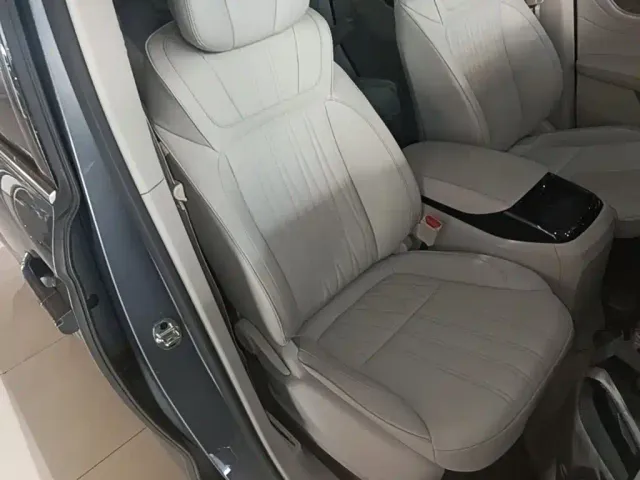 Roewe iMAX8 — Фото автомобиля 24