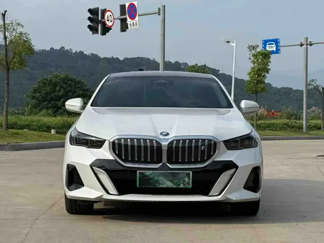 BMW i5 — Фото автомобиля 2