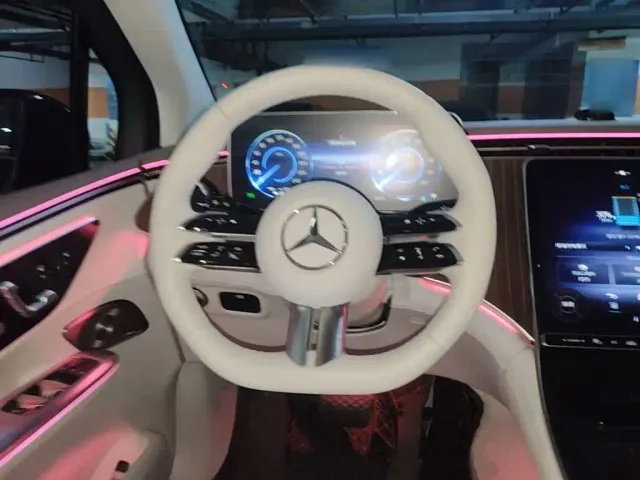 Mercedes-Benz EQE SUV — Фото автомобиля 14
