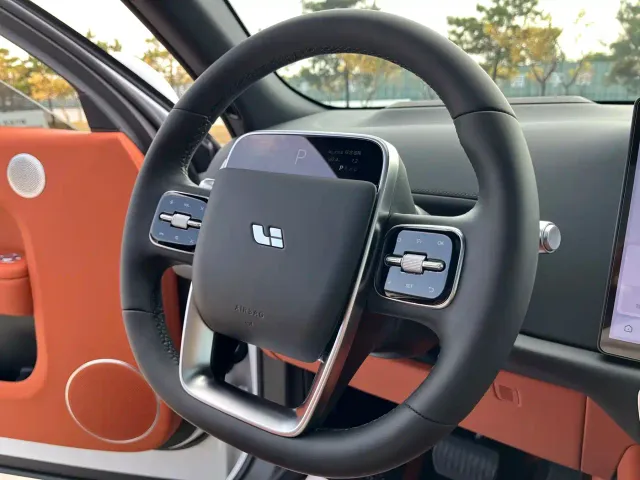 Li Auto L8 — Фото автомобиля 12