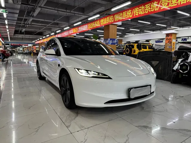 Tesla Model 3 — Фото автомобиля 3