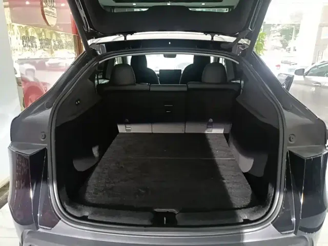 Tesla Model Y — Фото автомобиля 18