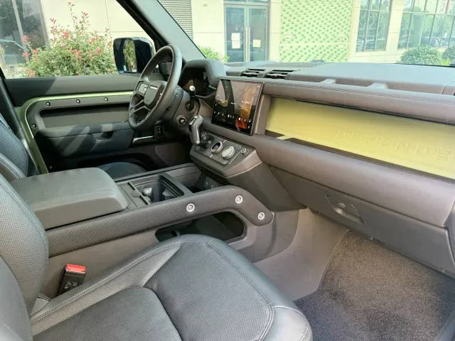 Land Rover Defender — Фото автомобиля 13
