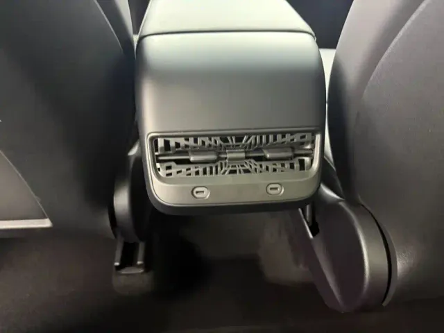 Tesla Model Y — Фото автомобиля 8