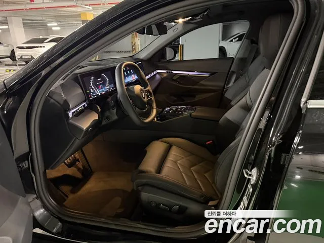 BMW 5 Series G60 — Фото автомобиля 11