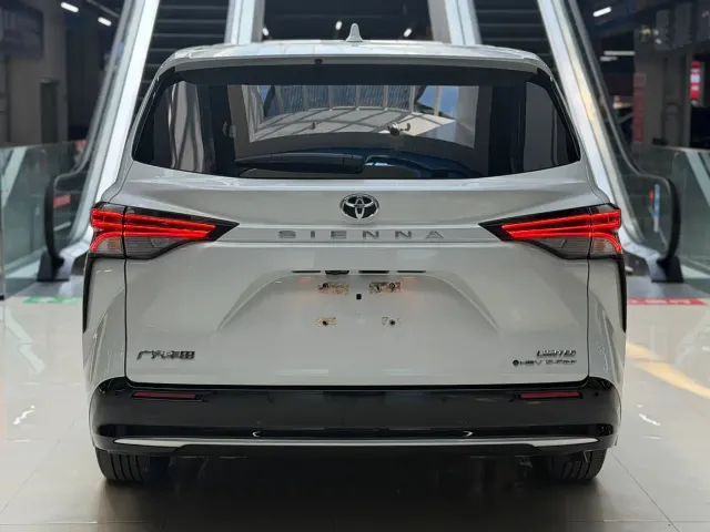 Toyota Sienna — Фото автомобиля 12