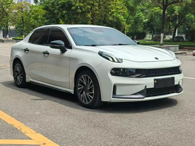 Lynk & Co 03 — Фото автомобиля 3