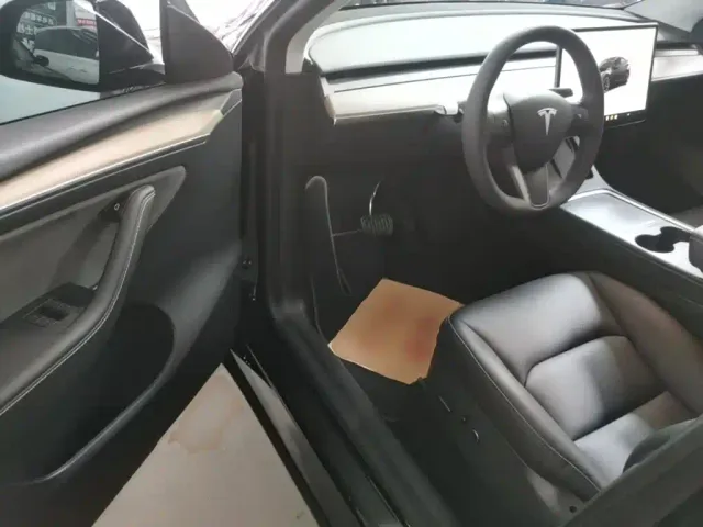 Tesla Model Y — Фото автомобиля 15