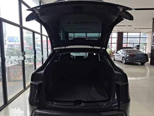 Tesla Model Y — Фото автомобиля 18
