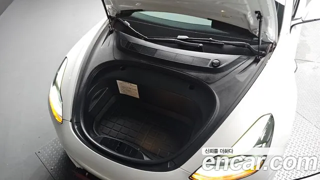 Tesla Model 3 — Фото автомобиля 5