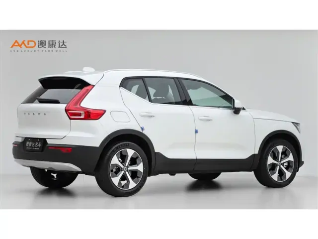 Volvo XC40 — Фото автомобиля 3