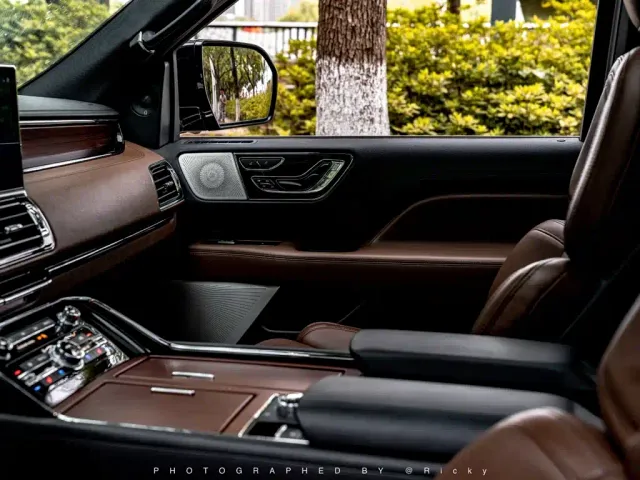 Lincoln Navigator — Фото автомобиля 8