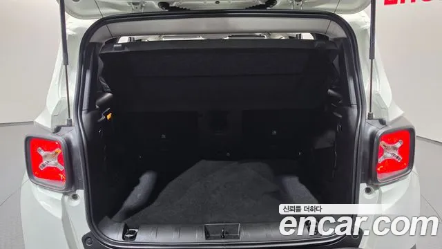 Jeep Renegade — Фото автомобиля 26