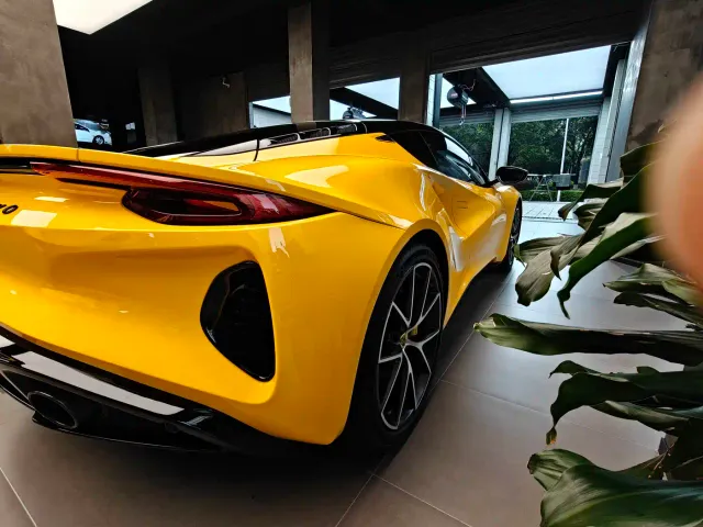 Lotus Emira — Фото автомобиля 11