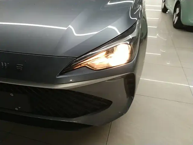 Roewe i5 — Фото автомобиля 23