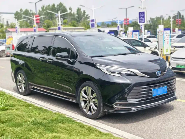 Toyota Sienna — Фото автомобиля 2