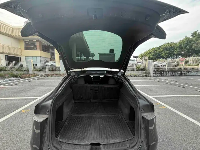 Tesla Model Y — Фото автомобиля 10