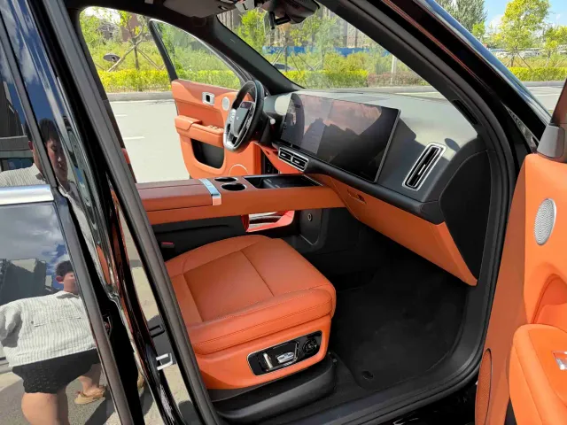 Li Auto L8 — Фото автомобиля 15