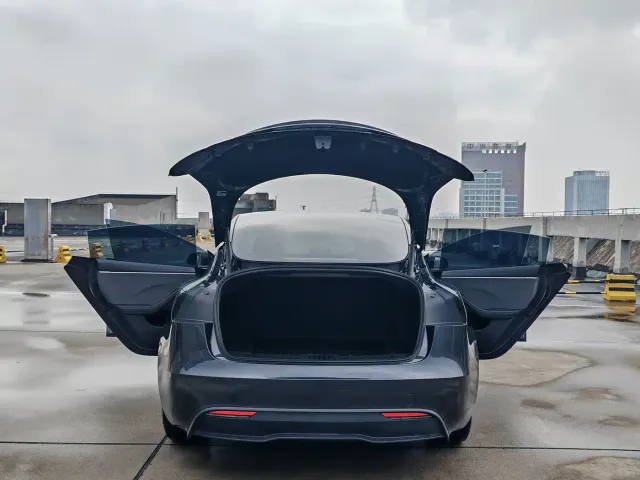 Tesla Model 3 — Фото автомобиля 11