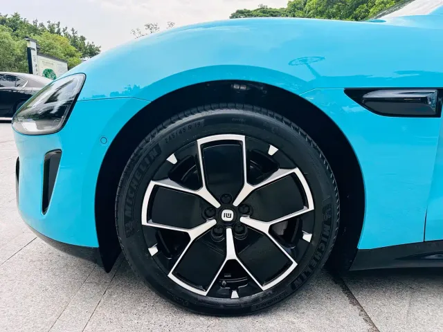 Xiaomi SU7 — Фото автомобиля 10
