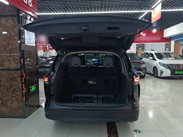 Toyota Sienna — Фото автомобиля 18