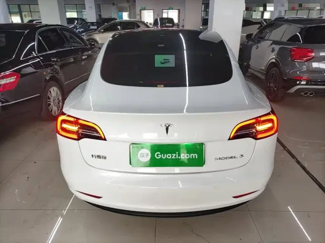 Tesla Model 3 — Фото автомобиля 5