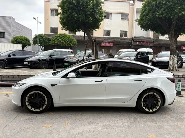 Tesla Model 3 — Фото автомобиля 5